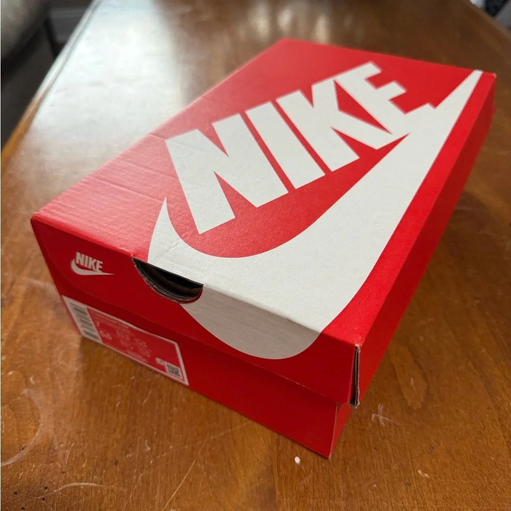 Nike Beige and Green Sneakers - Picture 10 of 12
